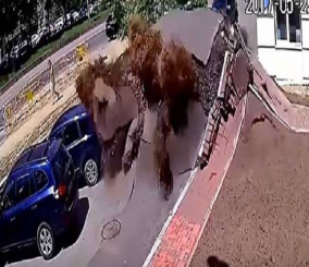 “فيديو” شاهد لحظة انفجار أنبوب مياه تحت الأرض وتطاير الحجارة على السيارات