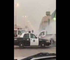 “فيديو” شاهد سبب إطلاق أحد رجال الأمن النار على زجاج سيارة كان سائقها يحاول الهرب في الرياض