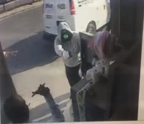 “فيديو” شاهد حادثة سطو مسلح على سيارة نقل أموال تخص أحد البنوك في مدينة الرياض