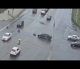 “فيديو” شاهد سائق يعبر تقاطع طرق وهو نائم