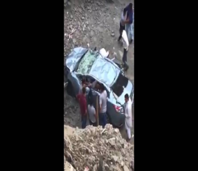“فيديو” شاهد  حادث  انقلاب مركبة من نوع “يارس” بداخل حفرية تحت الإنشاء على نهاية شارع الحج