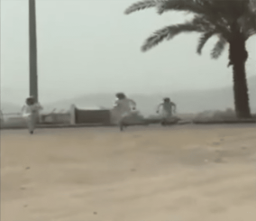 “فيديو” شاهد لحظة قيام 3 شبان مجهولين بإسقاط جهاز “ساهر” على طريق الملك عبدالله بنجران