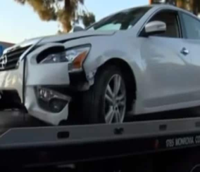 “فيديو” شاهد نجاة رجل من الموت دهسًا تحت عجلات إحدى السيارات  التي اقتحمت متجره