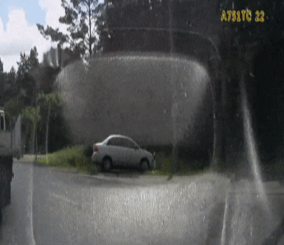 “فيديو” شاهد انزلاق سيارة وانقلابها على جانب الطريق