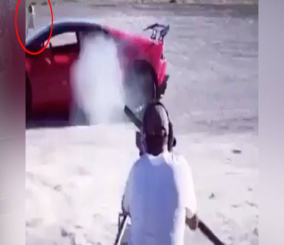 "فيديو" شاهد تجربة جنونية بإطلاق النار على بطيخة عبر سيارة لمبرجيني 1