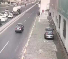“فيديو” شاهد سائق يتجاوز إشارة حمراء ويتسبب في حادث تصادم مروع بجدة