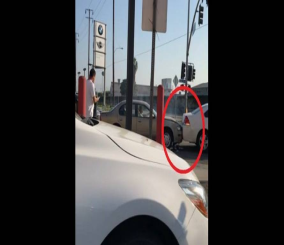 “فيديو” شاهد ماذا فعل سائق غاضب بسيارة متوقفة أمامه