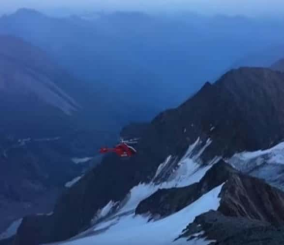 “فيديو” شاهد لحظة تحطم هليكوبتر  فوق قمة الجبل أثناء قيامها بعملية الإجلاء