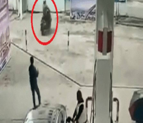 “فيديو” شاهد محاولة فاشلة لسرقة حقيبة من داخل سيارة في محطة وقود