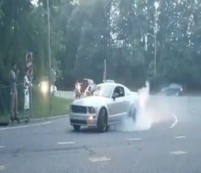 "فيديو" شاهد سائق فورد موستنج يفاجئ بالشرطة خلال استعراضه على الطرق العامة 1