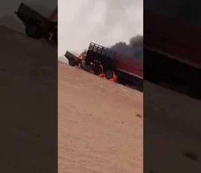 "فيديو" شاهد اندلاع النيران في سيارة واحتراقها وذلك على طريق حائل – المدينة 7