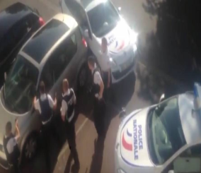 "فيديو" شاهد رجال شرطة فرنسيون يحاصرون سيارة ويطلقون الرصاص على سائقها 3