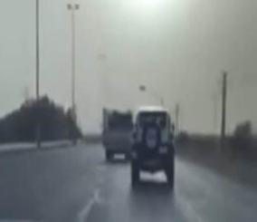 “فيديو” شاهد مشاكسة  بين قائد مركبة وشاحنة على أحد الطرق السريعة في المملكة