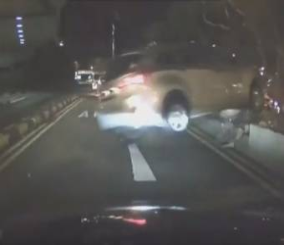 "فيديو" شاهد سائق سيارة أجرة يققز للطريق المعاكس بعدما فقد السيطرة 1