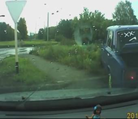 “فيديو” شاهد لحظة تعرض رجل مسن للدهس من قبل سيارة مسروقة