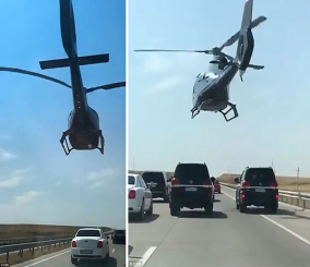 “فيديو” شاهد طائرة هليكوبتر تحلق على ارتفاع منخفض فوق طريق مزدحم بالسيارات