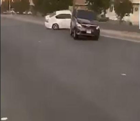 “فيديو” شاهد مفحط يصدم سيارة ويتسبب في خروجها من مسارها