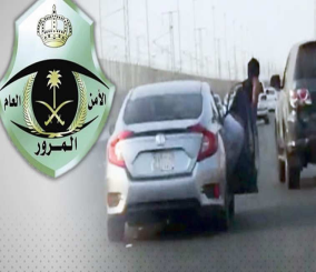 “فيديو” شاهد لحظة سقوط شخص على الإسفلت من سيارة مسرعة على طريق سريع في جدة