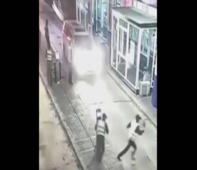"فيديو" شاهد لحظة اصطدام عنيفة لشاحنة بحافلة 3