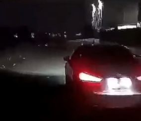 “فيديو” شاهد شاب وهو يحطم سيارته عمدا فتنقلب به