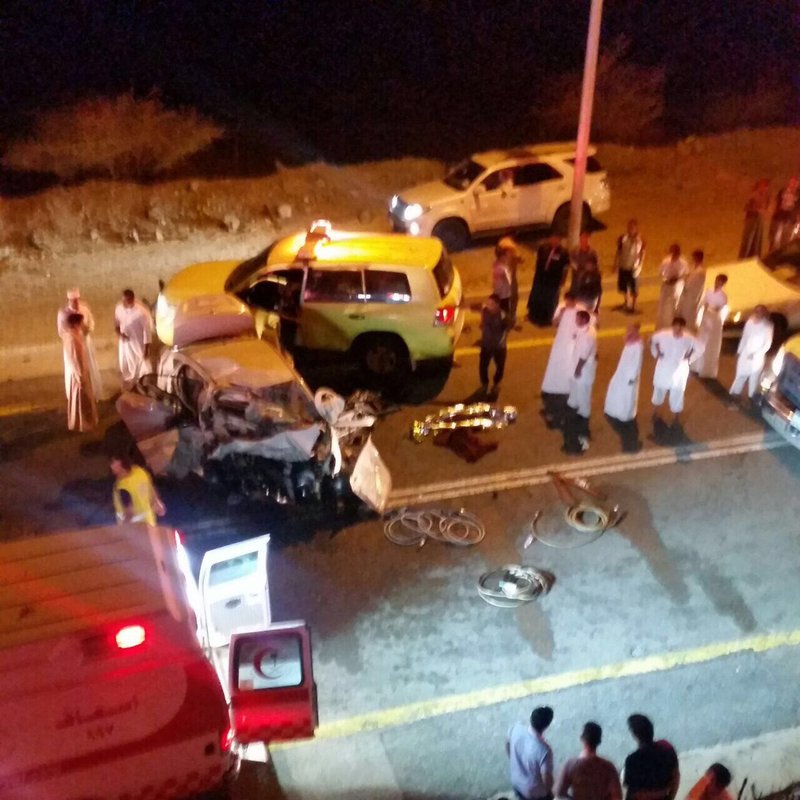 “بالصور” شاهد حادث تصادم ثلاث سيارات بمنطقة الباحة يسفر عن وفاة 3 أشخاص