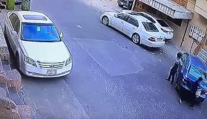 "فيديو" شاهد لحظة اصطدام سيارة بسيارات أخرى في مطاردة أمنية في إحدى مدن المنطقة الشرقية 1