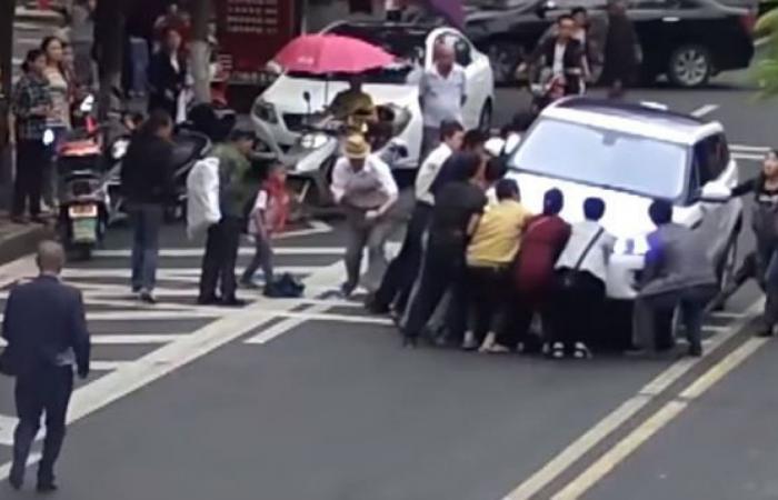 “فيديو” شاهد عملية إنقاذ جماعي مذهلة لطفل من أسفل عجلات سيارة