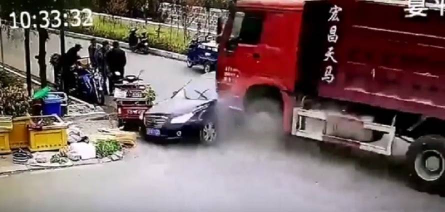 “فيديو” شاهد شاحنة تصدم سيارة وتدهس 4 أشخاص
