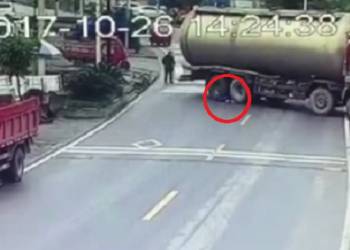 "فيديو" شاهد طفل ينهض ويركض بعدما نجا من حادث دهس بشاحنة 7