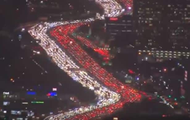 "بالفيديو" شاهد مشهد للازدحام المروري الرهيب في لوس انجلوس بمناسبة إجازة عيد الشكر 1