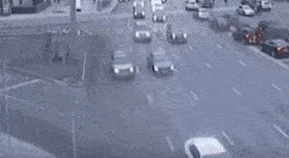 “بالفيديو” شاهد انقلاب سيارة وسط الطريق في حادث غريب