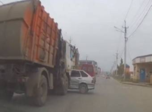 “بالفيديو” شاهد ماذا قد يحدث  عندما يقود أحدهم سيارته بقرب شاحنة