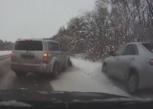 “بالفيديو” شاهد سائق يكاد يتسبب بكارثة بعد تجاوزه الخاطئ