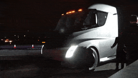 "فيديو بدقة 4K" يستعرض سرعة شاحنة تيسلا سيمي 1