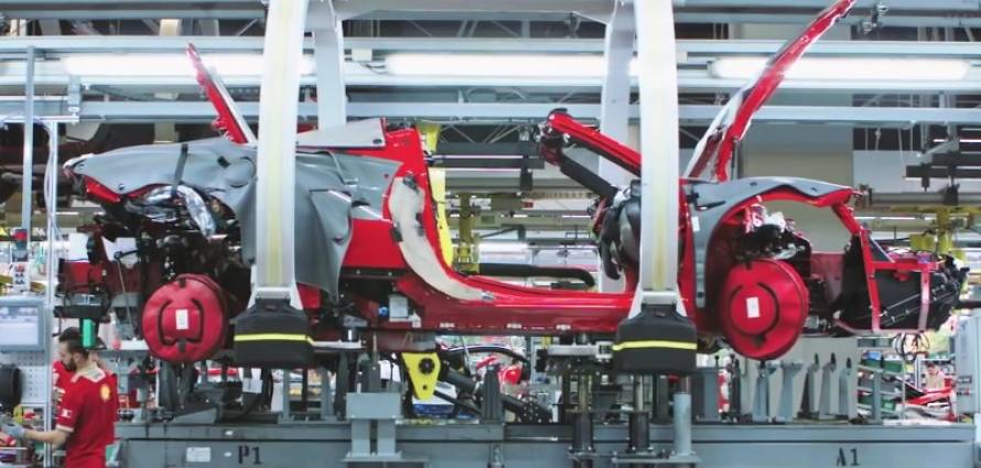 "بالفيديو" شاهد كيف تقوم الروبوتات بإنتاج سيارات فيراري خلال دقائق 1