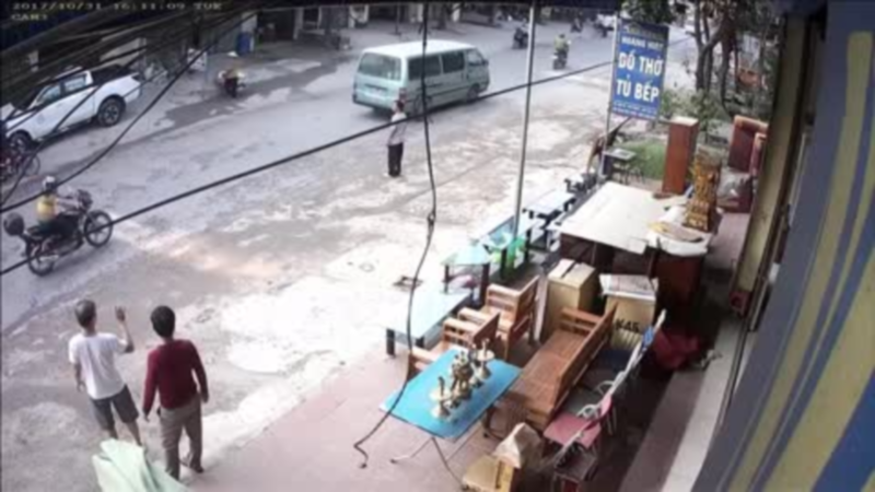 “بالفيديو” شاهد شاحنة تسير بدون سائق والأخير يحاول اللحاق بها