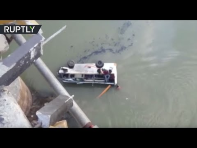 "بالفيديو" شاهد سقوط حافلة في نهر بالهند يتسبب في وفاة 30 شخصاً 1