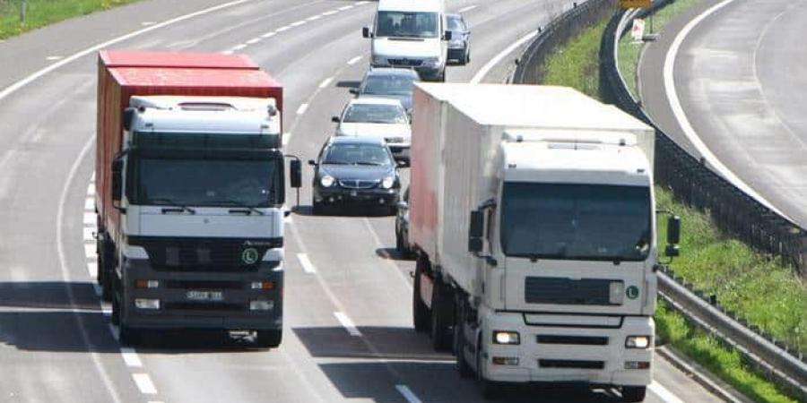 “وزارة النقل” تضع ضوابط جديدة لعمل سائقي الشاحنات للحد من وقوع الحوادث