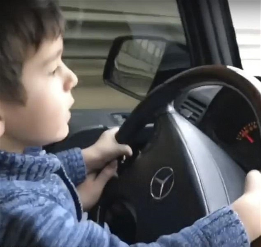 “بالفيديو” طفل عمره 4 سنوات يقود مرسيدس G-Class بطريق سريع