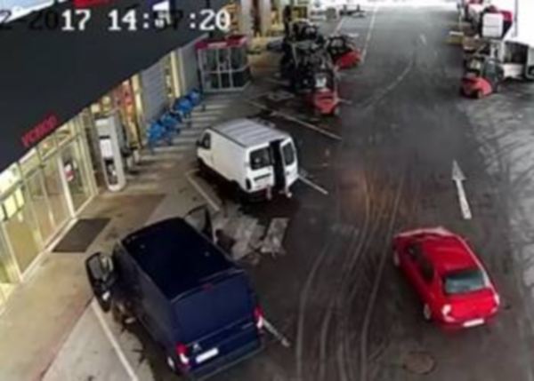 “بالفيديو” شاهد كيف  تمت محاصرة سيارة لصوص