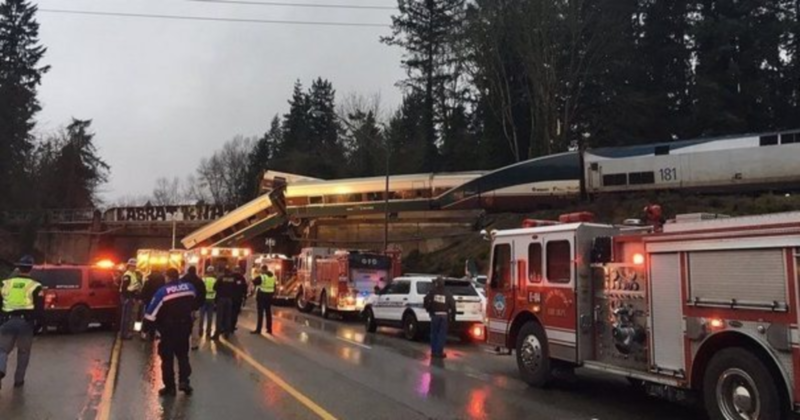 “بالفيديو” شاهد سقوط قطار من فوق جسر بولاية واشنطن على السيارات