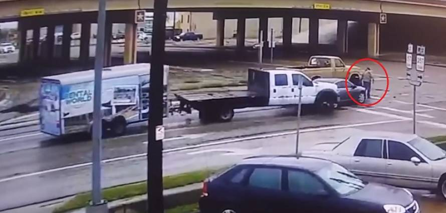 “بالفيديو” شاهد سائق سيارة يتعرض لحادثين خلال دقيقة