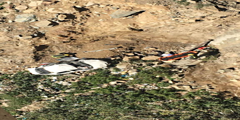 "بالفيديو" شاهد انحراف سيارة عن مسارها وسقوطها من أعلى كوبري بجبل كرا بالطائف 1