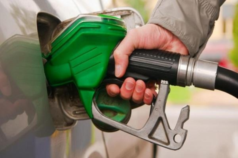 “وزارة التجارة” تلزم محطات وقود امتنعت عن البيع بتزويد المستهلكين بالمنتجات البترولية
