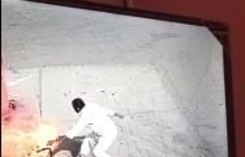 “بالفيديو” شاهد شخص مجهول يسكب البنزين في محطة وقود ويشعل النار فيها متعمداً