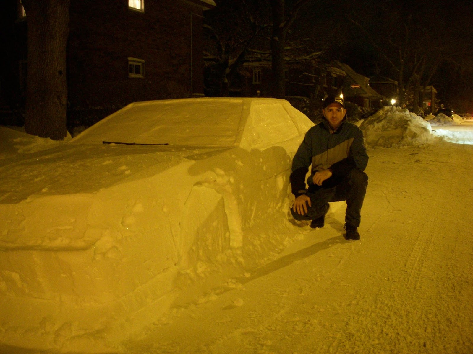“بالصور” شرطي كندي يخالف سيارة مزيفة “مصنوعة من الثلج”