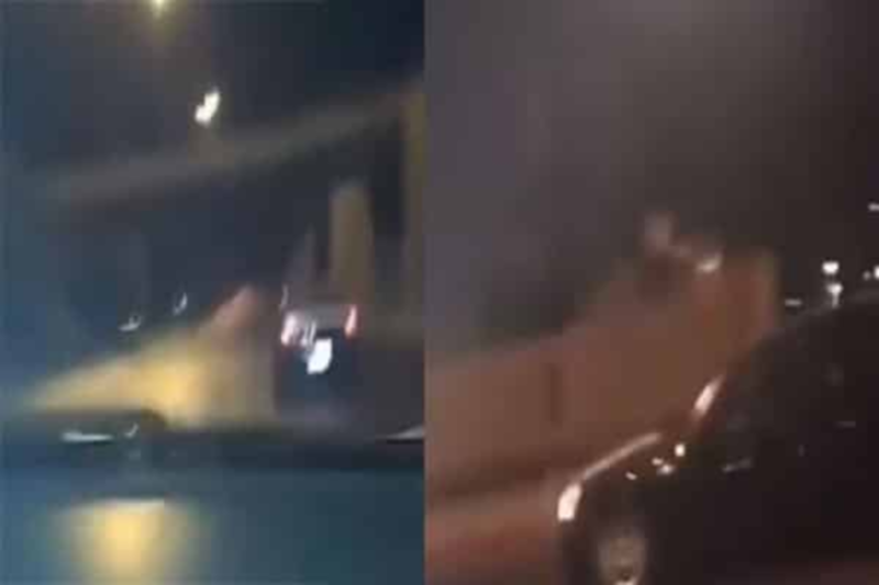 “بالفيديو” شاهد لحظة وقوع حادث تصادم نتيجة تسابق قائدي سيارتين بسرعة عالية