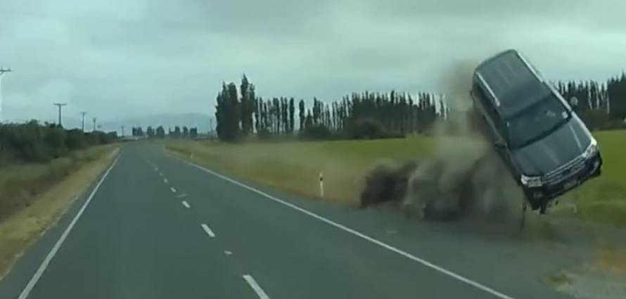 “بالفيديو” شاهد لحظة انحراف سيارة عن مسارها وتدهورها على جانب الطريق