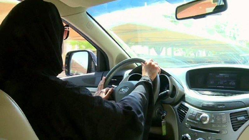 “بالفيديو” شاهد مدربات لقيادة السيارات يصلن إلى مقر جامعة الأميرة نورة