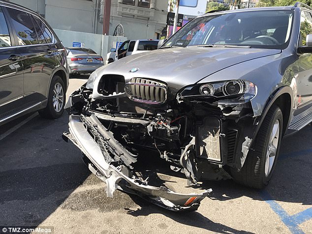 "بالصور" تحطم سيارة بي إم دبليو الإعلامي جيمي كيميل بحادثة في لوس أنجلوس 1